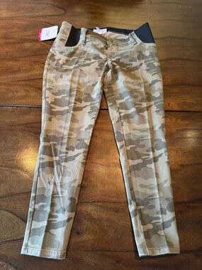 NWT Women’s maternity Camo Skinny Jeans - Beige Camouflage